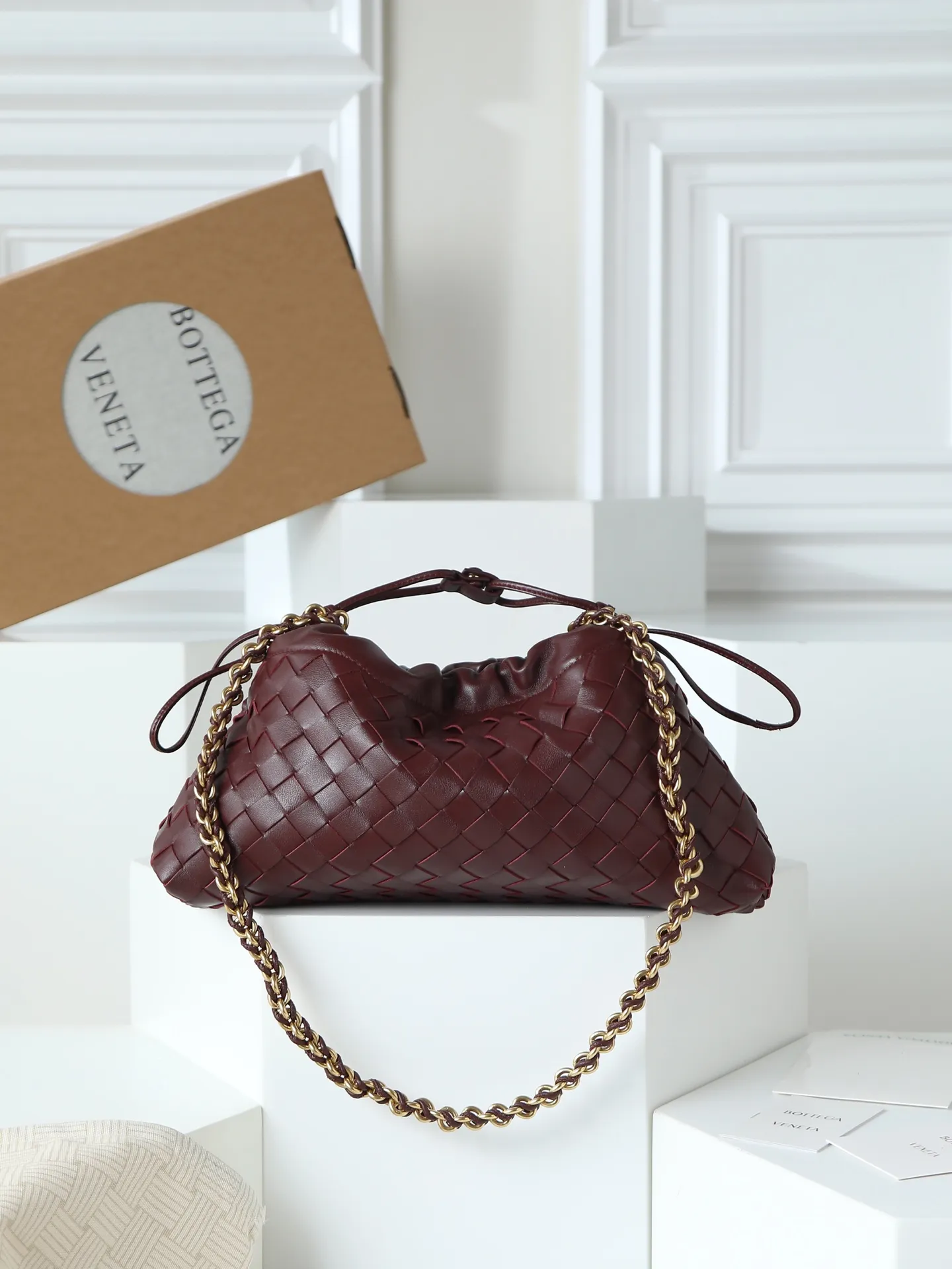 p1600. BOTTEGA VENETA 2025 new women's Dustbag Notte clutch. Dustbag, which has been very popular since its launch, has a chain clause! ! The hand-carrying method is reminiscent of the classic bag type Pouch , light and elegant, the retained drawstring design can be used as a bag, and the chain is longer, which is very suitable for sisters who like to carry their hands cross-body with their hands free. No matter which way you carry it, you can change the way you carry it according to the occasion and your mood of the day, which can make the overall outfit more fashionable🪄🪄The body of the bag has also been widened. It is the rainy season and the weather is hot, so it can easily accommodate small umbrellas and water bottles. The interior is made of nylon, which is light and comfortable to carry, and is very suitable for summer use. Style number: 839394 Size: 33*19*8cm
